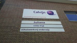 Opnieuw bestraten van een schoolplein in Rotterdam